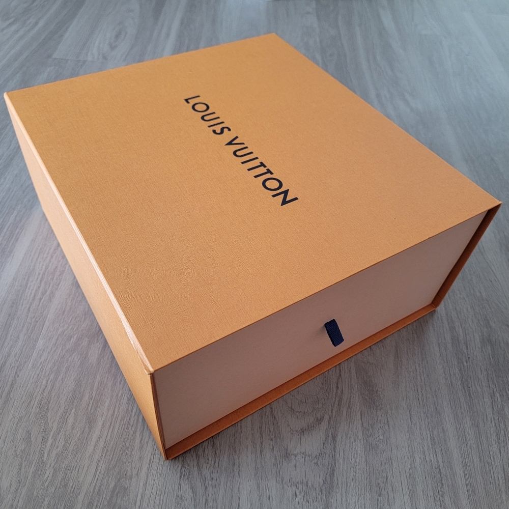 Sale🎉 Authentic Large Louis Vuitton box pull